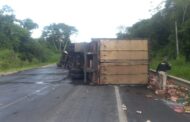 Carreta com carga de cerveja tomba na BR-101 e é saqueada em Cristinápolis