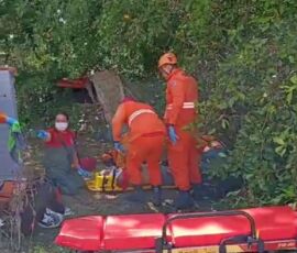 Corpo de Bombeiros resgata motociclista de 66 anos após queda em manguezal na Atalaia