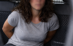 Mulher tem prisão convertida em preventiva e juíza estabelece fiança de R$ 5 mil após esfaquear adolescente em ônibus escolar em São Cristóvão