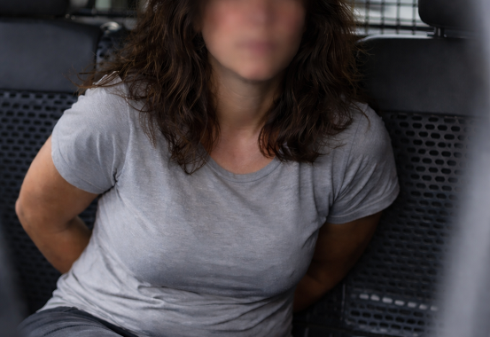 Mulher tem prisão convertida em preventiva e juíza estabelece fiança de R$ 5 mil após esfaquear adolescente em ônibus escolar em São Cristóvão