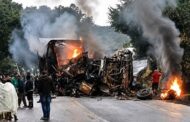 Ônibus com destino a Aracaju bate em carreta e pega fogo na BR-251 em MG; pelo menos oito mortes foram confirmadas