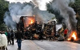 Ônibus com destino a Aracaju bate em carreta e pega fogo na BR-251 em MG; pelo menos oito mortes foram confirmadas