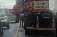 Carreta parada em local proibido provoca acidente com três caminhões e deixa motorista ferido na SE-170, em Campo do Brito