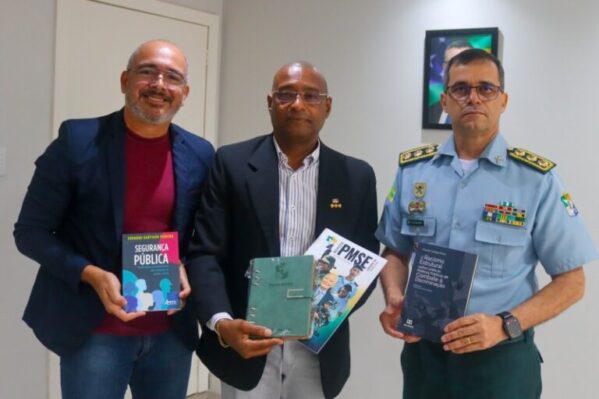 Oficial veterano da PMSE apresenta obras jurídicas ao Comando-Geral no QGC