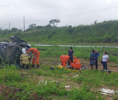 Corpo de Bombeiros resgata vítima presa às ferragens após capotamento na BR-101