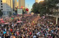 Com tema político, Parada LGBT+ em SP reúne multidão com camisas do Brasil e famílias com crianças