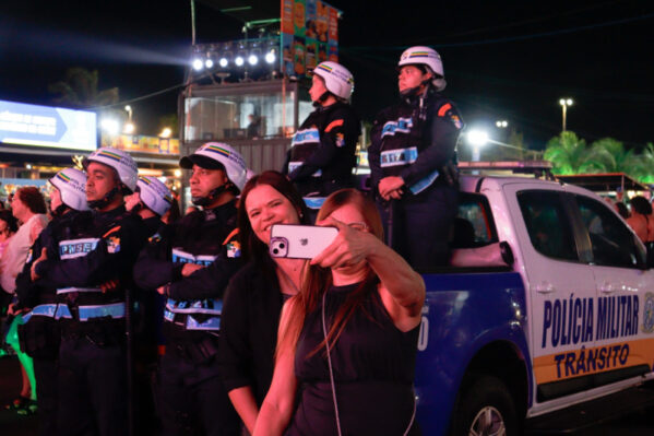 PM orienta forrozeiros sobre cuidados para evitar furtos e proteger celulares durante os festejos juninos