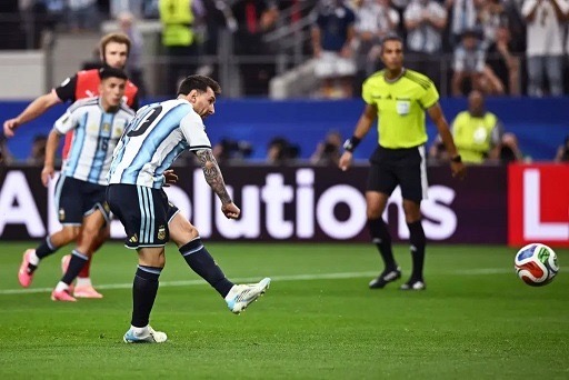 Messi faz história, lidera vitória contra Áustria e leva Argentina ao mata-mata da Copa