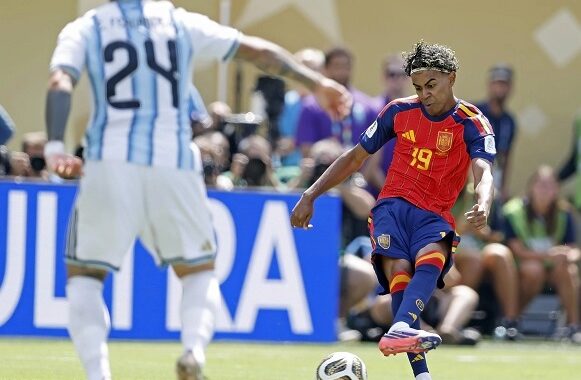Espanha domina, vence Argentina em despedida de Messi e conquista o bi da Copa do Mundo