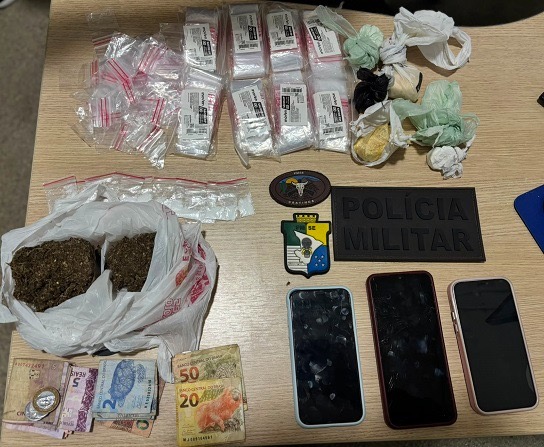 Polícia Militar apreende drogas e prende cinco pessoas por tráfico em Nossa Senhora da Glória