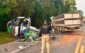 Acidente entre ônibus e carreta deixa aos menos 23 mortos no Paraná