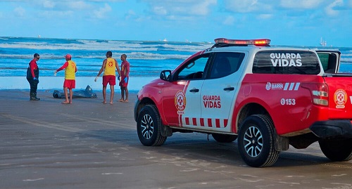 Corpo encontrado em praia da Barra dos Coqueiros é do jovem que se afogou em Aracaju.