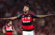 Flamengo vence Vitória e segue na caça ao líder do Brasileiro