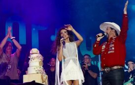 Com direito a bolo de quatro andares, Paula Fernandes ganha festa surpresa durante show em Barretos