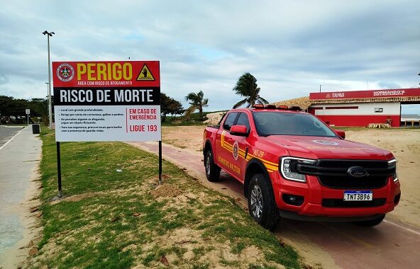 Praia dos Artistas ganha placa de perigo após aumento de afogamentos