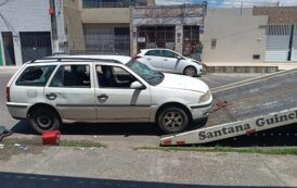 Homem depreda carro que estava há 16 anos sem licenciamento após abordagem em Aracaju