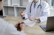 Dermatologista explica diferença entre hidradenite supurativa e furúnculo e ressalta importância do diagnóstico precoce
