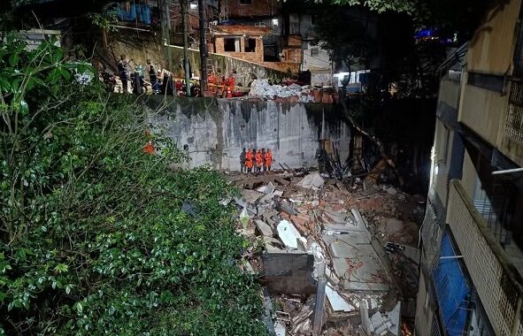 Prédio desaba no Morro do Cantagalo, na Zona Sul do Rio